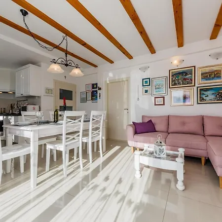 Villa Luana Vis Exterior photo