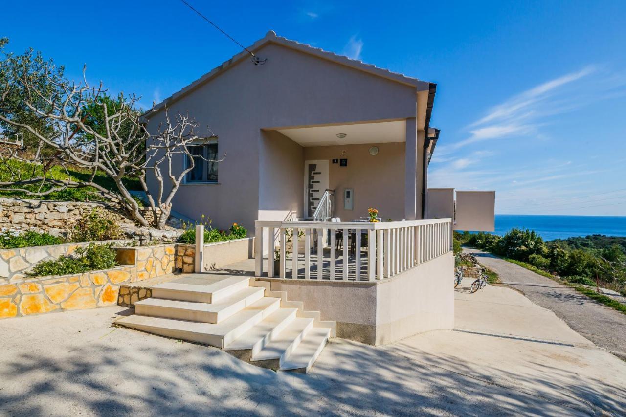 Luana Villa Vis