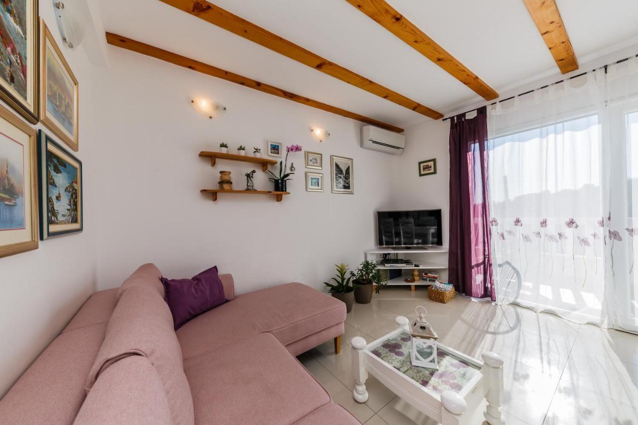 Luana Villa *
